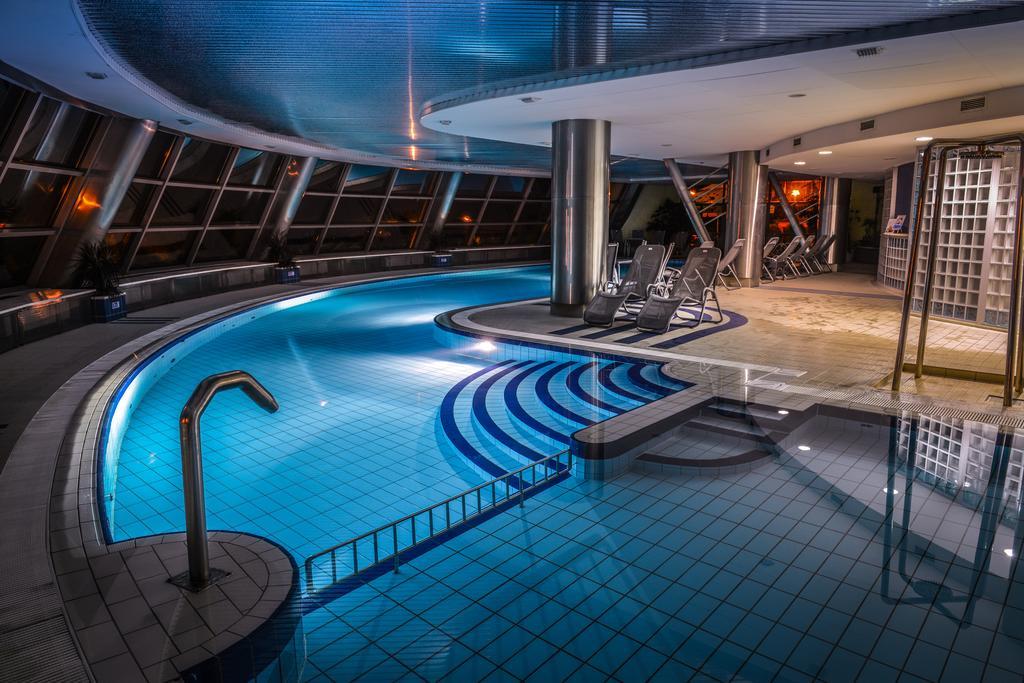 Hotel Belweder Ustron Kültér fotó The swimming pool at the hotel