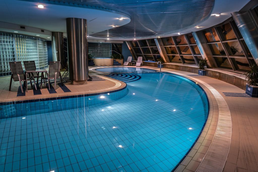 Hotel Belweder Ustron Kültér fotó The swimming pool at the hotel