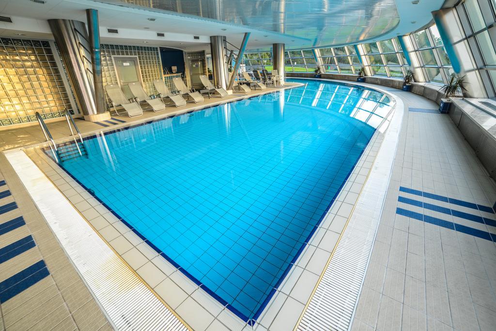 Hotel Belweder Ustron Kültér fotó Swimming pool