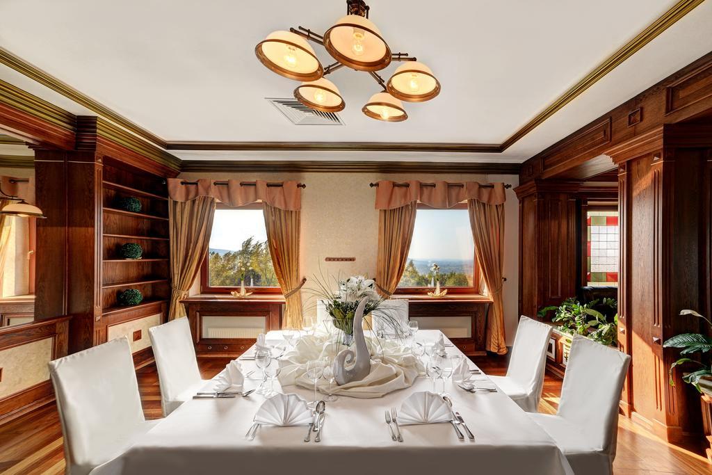 Hotel Belweder Ustron Kültér fotó A dining room