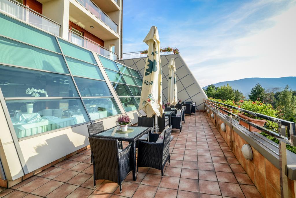 Hotel Belweder Ustron Kültér fotó Terrace of the hotel