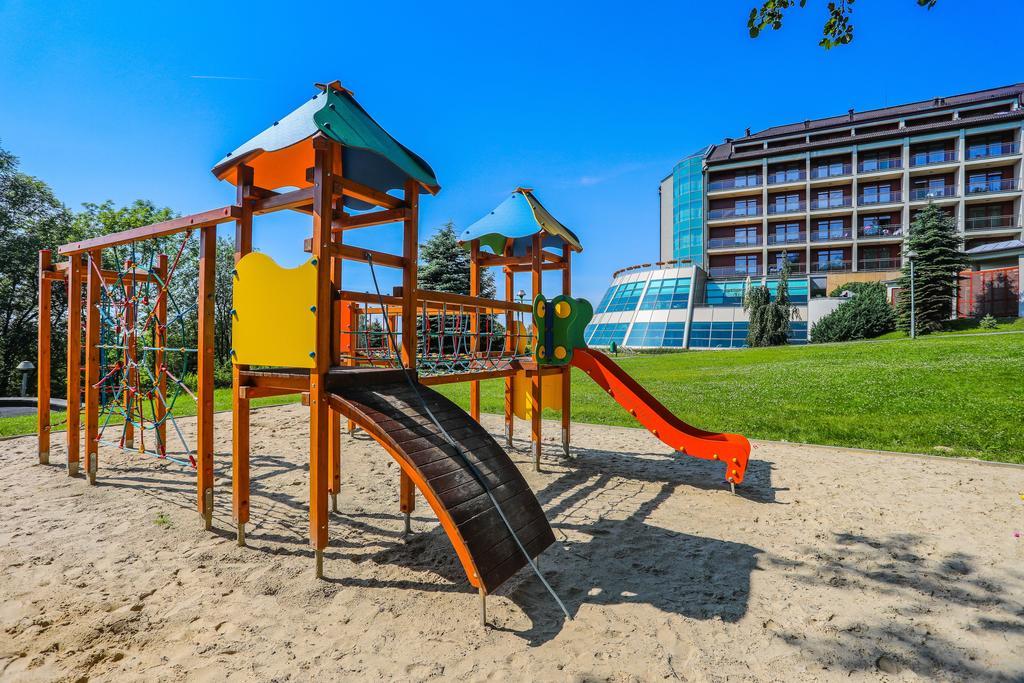 Hotel Belweder Ustron Kültér fotó Playground in the center of the village