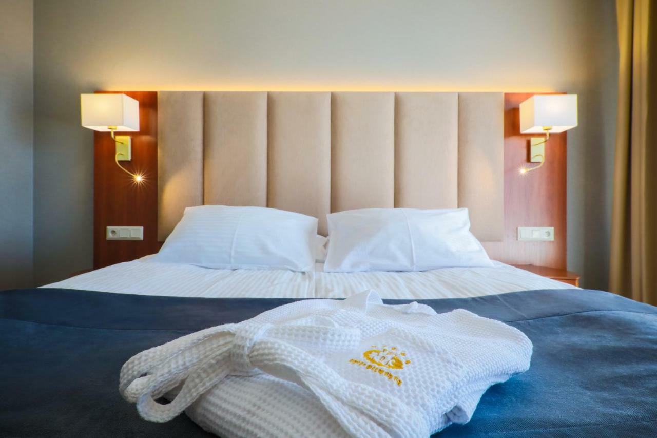 Hotel Belweder Ustron Kültér fotó A bed with a duvet