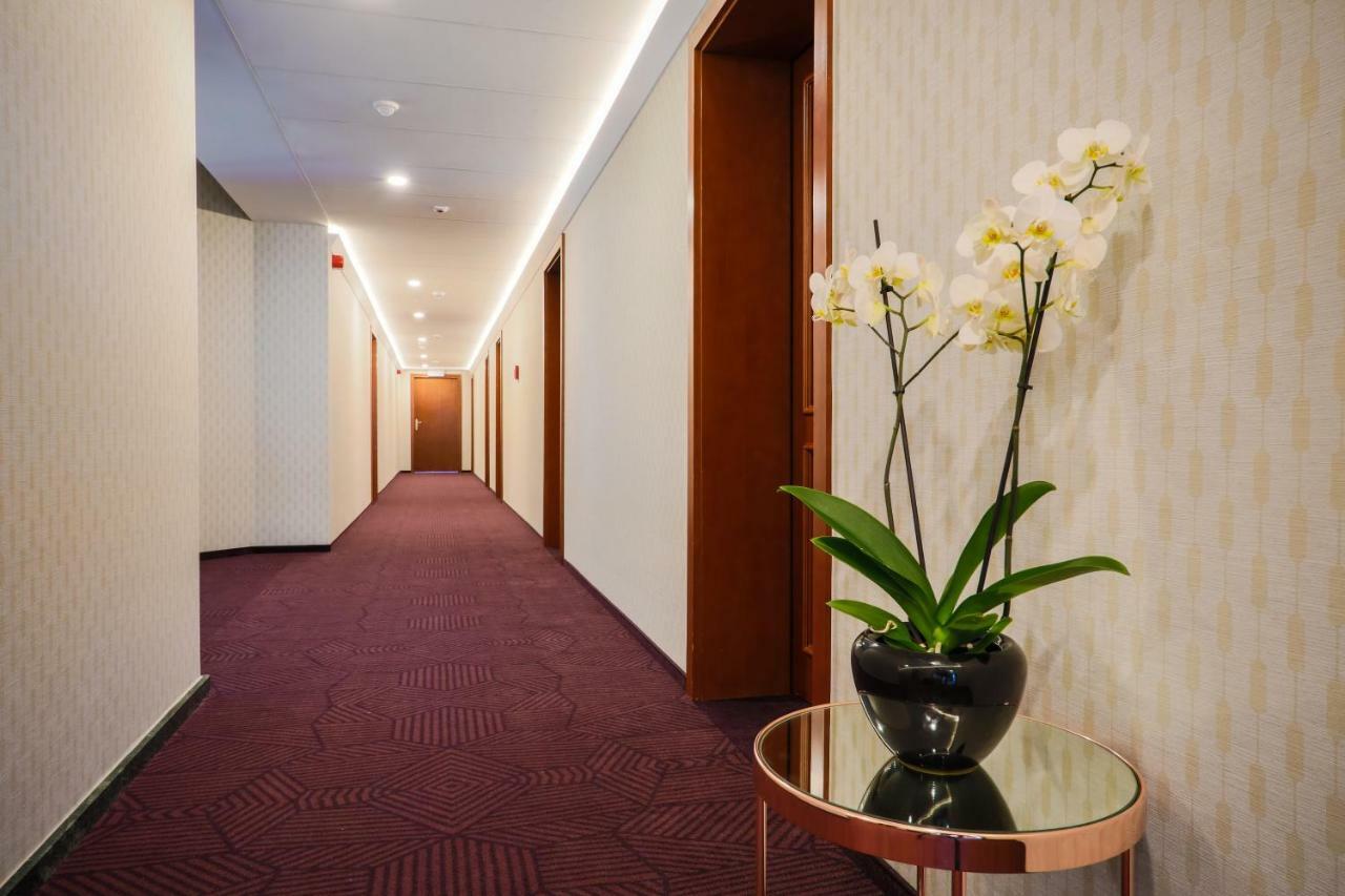 Hotel Belweder Ustron Kültér fotó A corridor in a hotel